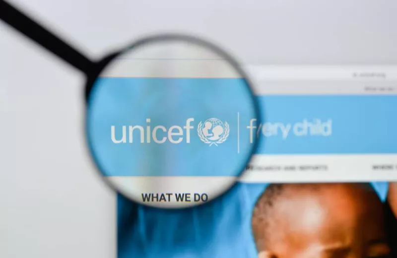 A magnifying glass held over a website magnified the UNICEF logo.